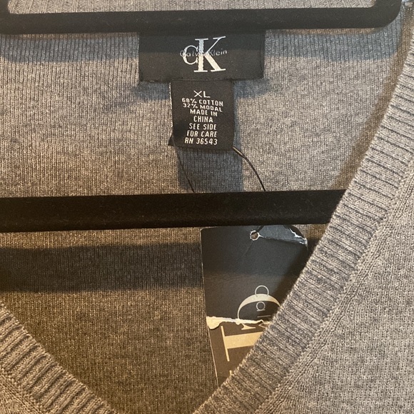 Calvin Klein Gray V neck sweater size  XL - Picture 2 of 2